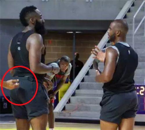 诺伊尔：孔帕尼有很多值得称道的优点；我现在只专注于俱乐部（诺伊尔称赞孔帕尼优点颇多；目前仅专注于俱乐部）