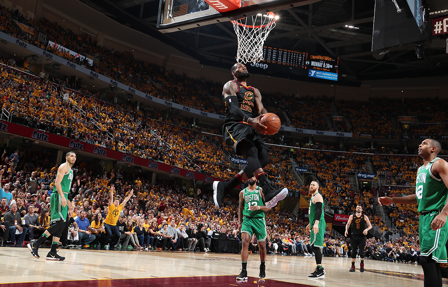 镜报：曼联100英镑开放球迷参观卡灵顿新基地，可进入更衣室（镜报：曼联开放卡灵顿新基地参观，票价100英镑，球迷可进更衣室）