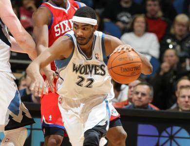 詹姆斯5中0一分未得，里夫斯扛起进攻大旗，首节湖人领先（詹姆斯5投0中零分，里夫斯挑大梁，湖人首节领先）